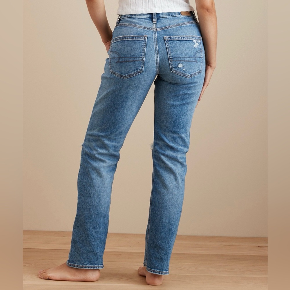 American Eagle Woman’s Stretch Curvy Light Blue Ripped Straight Jeans - Picture 4 of 4